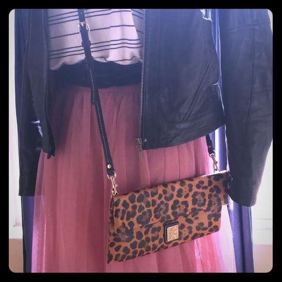 Dooney & Bourke Handbags - ❤Dooney and Bourke Crossbody Clutch